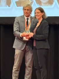 Prof. Dehnen receives her award 