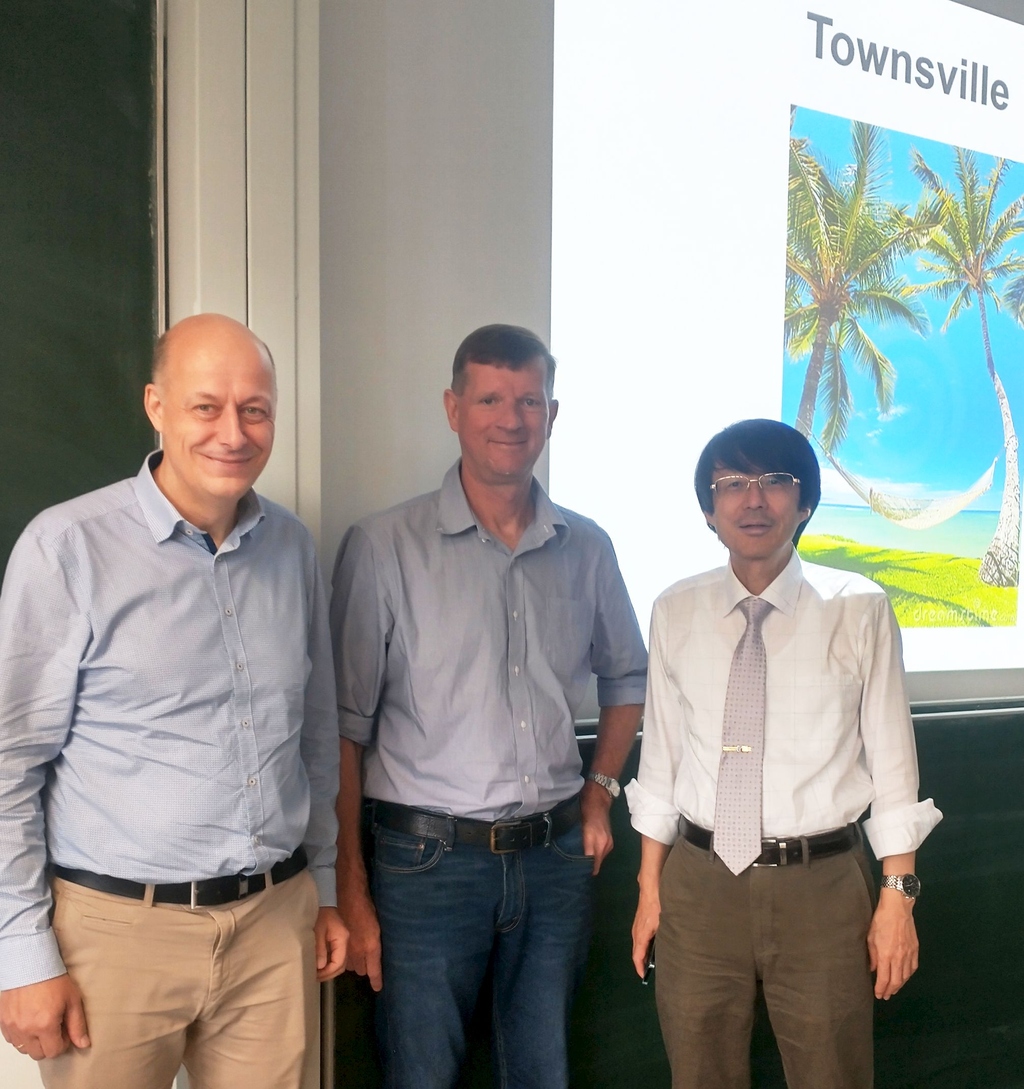 Prof. Roesky (left) with the two guests Prof. Junk and Prof. Mashima (right) 